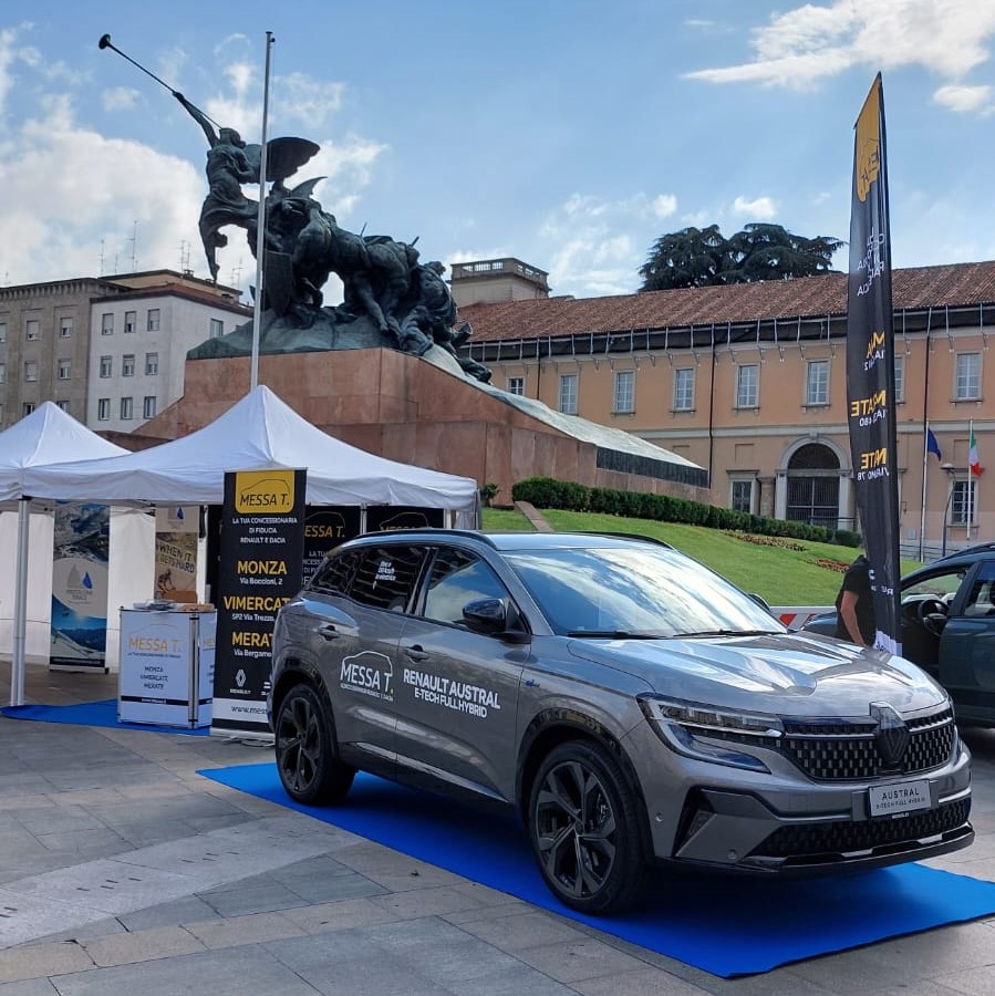 Renault Austral in Piazza Trento e Trieste a Monza